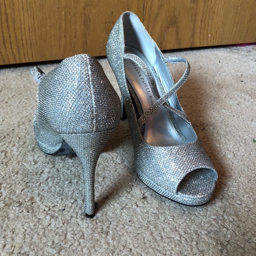 Silver heels - Picture 2 of 3